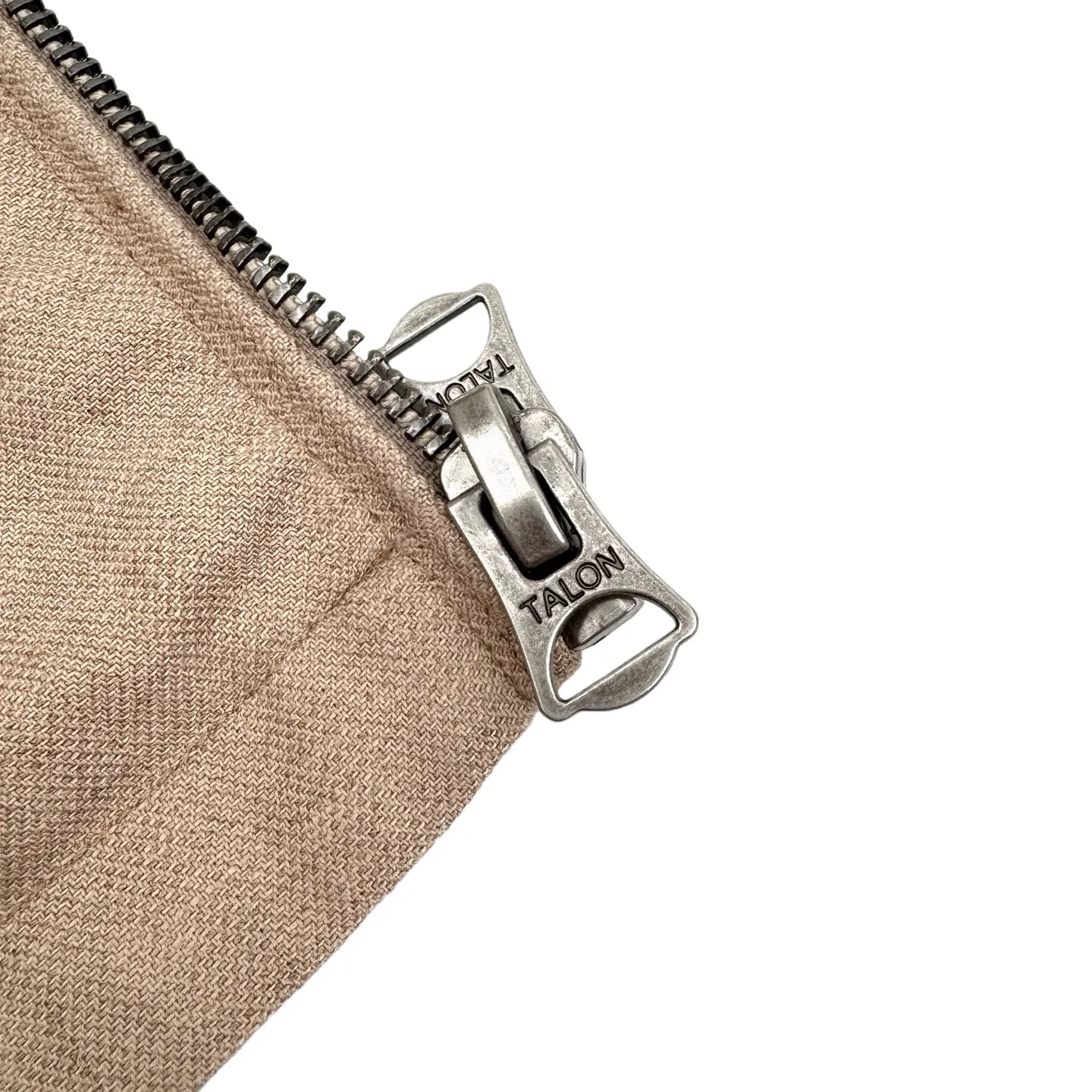 🅿️620 Ralph Lauren pony embroidered reversible jacket (khaki). Original purchase and development for RMB 3,990. The fabric is made of custom matte moiré taffeta and twill jacquard brocade. It is light and tough, has a smooth drape, is comfortable and skin-friendly, and has khaki brown tones. It is calm and noble, twins in one suit, and has no boundaries. One side is decorated with twill jacquard brocade and has its own retro filter, like an old-school gentleman's pocket watch gear. The other side is made of matte moiré taffeta, which brings a sense of relaxed breathing. It has a casual gene and is embellished with exquisite pony logo. It is highly recognizable. The classic stand-up collar is closed with three hidden button tabs. Simplicity controls complexity. The design philosophy hidden in the details. Double-sided style. Hidden old money and slack in one garment. Imported machine embroidery technology is used. Advanced computer control system and sophisticated mechanical components are used to realize the iconic pony embroidery operation with high precision. The lines are smooth and delicate. The template machine opens the bag. The preset template guides the position, shape and size of the bag. The accuracy ensures the quality of the bag opening effect. Ergonomic three-dimensional cutting returns to traditional craftsmanship through segmentation, folding, shrinking and stretching. The so-called slow work and fine work are the respect for the material. The pursuit of feel. The workmanship is complicated and tedious. Slow aging. High loss. The fabrics have been washed. Better hand feel and texture. Not easy to deform and not easy to shrink. Not easy to fade and maintain long-lasting beauty. Size:S-M-L-XL